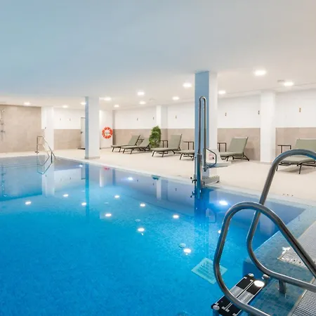 Aralia - 3-bedroom Coastal Luxury In Apartment *
